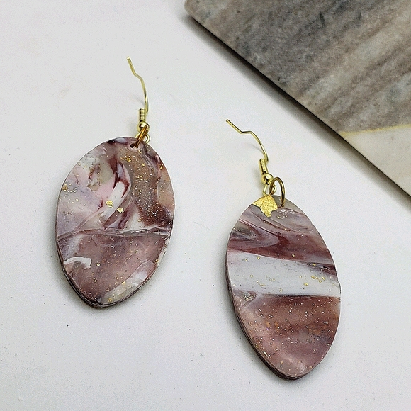 Oblong resin coated earrings - Picture 3 of 4